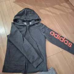 adidas グレー フード付きパーカー M