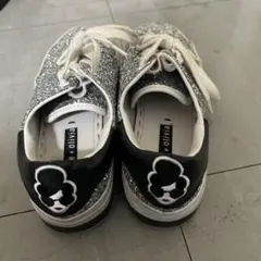 オレンジ スニーカー