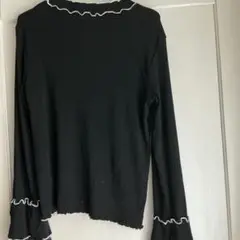 フリル付き黒長袖トップス