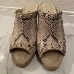 ヘビ柄(パイソン柄)スタッズ付きウェッジサンダル