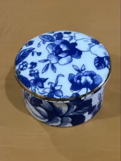 青い花柄の陶器製ジュエリーボックス - メルカリ