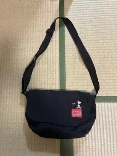 スヌーピー×Manhattan portage ブラックショルダーバッグ