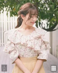 Areeam　タックフリルブラウス　花柄のサムネイル
