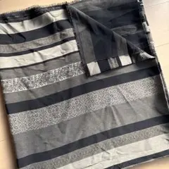 黒とグレーのストライプ柄生地