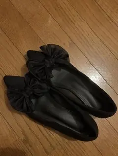 リボン付きブラックフラットシューズ