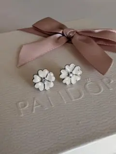 Pandora 花モチーフ ピアス　ホワイトのサムネイル