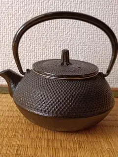 龍文堂造　小ぶりな松、鶴紋持ち手象嵌いり鉄瓶　囲炉裏 亀文堂【初代波多野正平】銀象嵌松鳥文鉄瓶 買取実績｜日晃堂