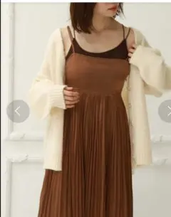 定価8690円、新品、archives 光沢プリーツキャミワンピース