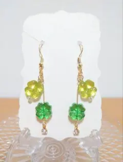 ハンドメイド　四つ葉のクローバー　クローバー　ピアス　ラインストーン　ビーズ