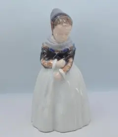牛にエサをやる女性 ＃779 ☆ロイヤルコペンハーゲン デンマーク