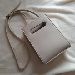 GU　オフホワイト ショルダーバッグ　スクエア型　長さ調節可能