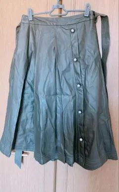 axes femme オリーブグリーン フレアレザースカート