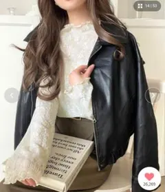 透け感で魅せる上品レイヤード。プチハイネック花柄レースメロウトップス（長袖）
