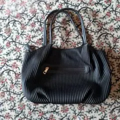 黒 プリーツデザイン ハンドバッグ