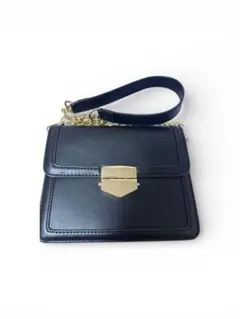 黒の合成皮革ショルダーバッグ