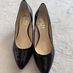 黒エナメル ポインテッドトゥパンプス ヒール