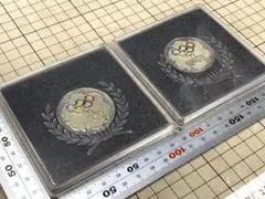1972年 札幌オリンピック 記念メダル 2個セット 銀色メダル　記念品のサムネイル