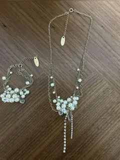 パールとクリスタルのネックレス、ブレスレット