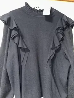 新品タグ付ローズティアラフリル付き黒ハイネックセーター サイズ42