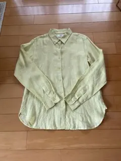 ユニクロ水玉模様の薄い黄緑色麻長袖シャツ