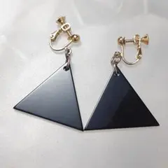レザー調 トライアングル ピアス レッド ブラック - メルカリ