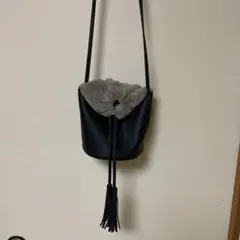 黒いフリンジ付きショルダーバッグ