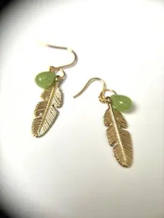 草色マーブル×リーフの揺れるピアス /チェコビーズ使用