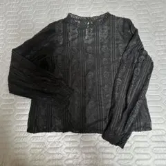 ページボーイのレース素材の黒い長袖ブラウス