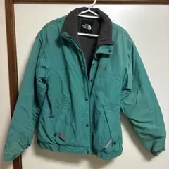 ノースフェイスの上着古着で購入のため、色褪せなどあり。破れはなし。