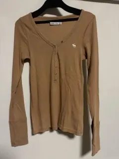 アバクロ　ベージュ ヘンリーネック 長袖Tシャツのサムネイル