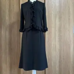 ブラックスカートスーツ フリル付き