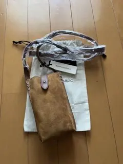BANANA REPUBLIC クロスボディポーチ　岸優太さん着用【新品未使用】 BANANA REPUBLIC クロスボディポーチ 岸優太 - メルカリ