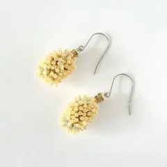 シルバーとアイボリーのビーズ刺繍ピアス／イヤリング（ハンドメイド）