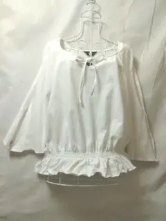 値下げ！✨タグ付 ❤️ セシルマクビー フリル カットソー ショート丈のサムネイル