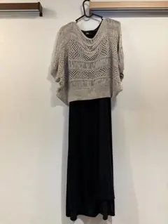 ベージュ編み込みトップスと黒スカートセットのサムネイル