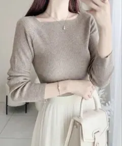 ベージュリブ編み長袖ニット