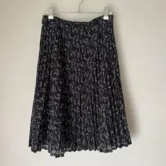 コムサイズムcommecaism 黒と白の花柄フレアスカート ひざ丈