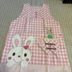 ウサギの顔のピンクチェックエプロン