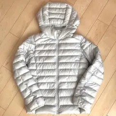 【美品】ユニクロ ウルトラライトダウンジャケット レディースM シルバー系のサムネイル