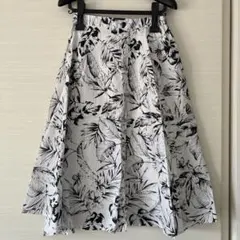 ビームス　beams フレアスカート 白黒花柄 前面ボタン付き