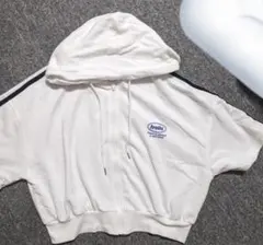 フード付きホワイトパーカー