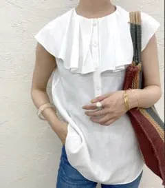 【美品】SHENERYシーナリー　フリルカラーノースリーブブラウス白のサムネイル