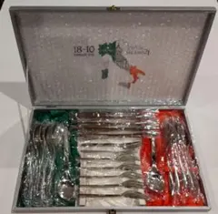 ステンレス製のスプーン、フォーク、ナイフのカトラリー24本セット。