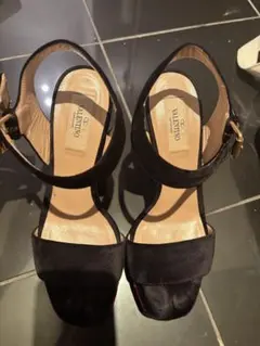 VALENTINO 黒スエード刺繍高ヒールサンダル