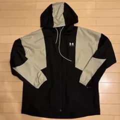 UNDER ARMOUR フード付きウィンドブレーカー 黒/ベージュ