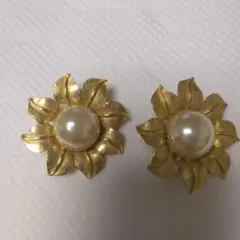 未使用保管品　フラワーのヴィンテージ、パール、ゴールドイヤリング