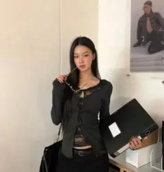 黒のレースインナー付き長袖トップス