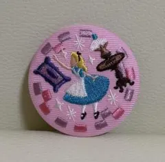 ディズニー刺繍缶バッジ　不思議の国のアリス