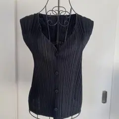 PLEATS PLEASE ノースリーブ　ボタン付きベストのサムネイル