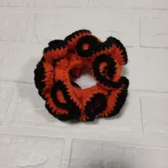 かぎ針編みシュシュ オレンジと黒のフリルヘアゴム ハンドメイド